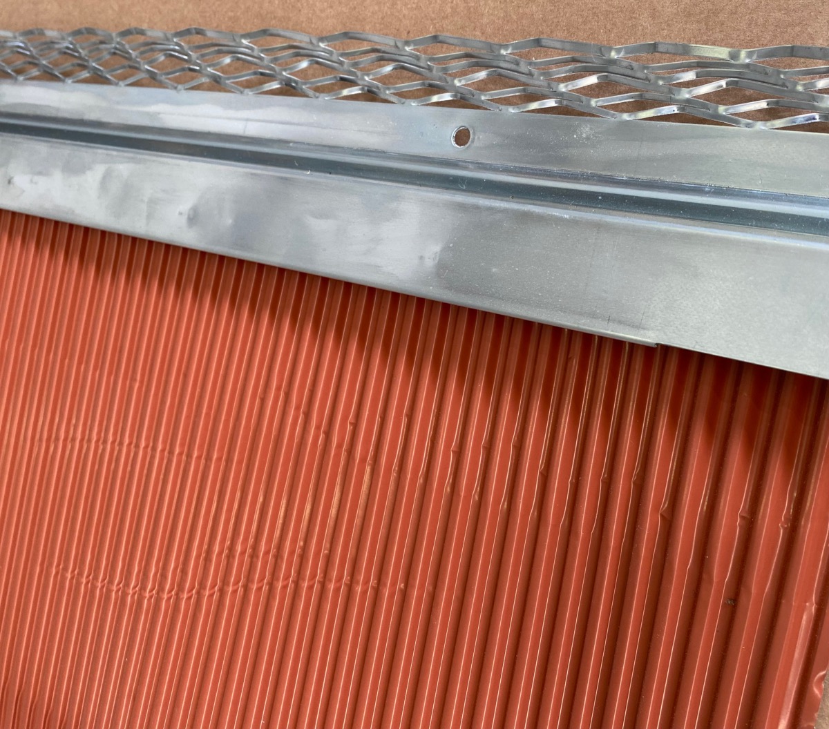 SOLIN BAVETTE ALUMINIUM 250 mm ROUGE - Profil grillagé zinc